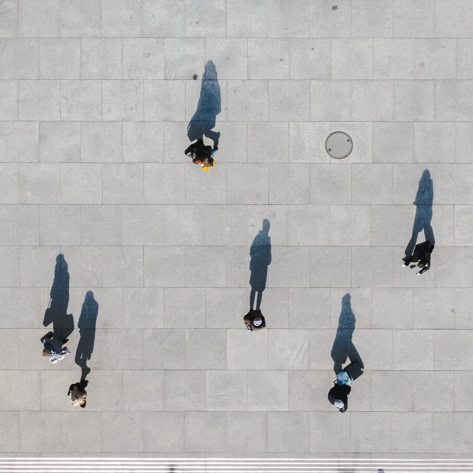 Mglisty poranek w Opolu, ujęcie z drona pokazujące promienie słońca przebijające się przez mgłę