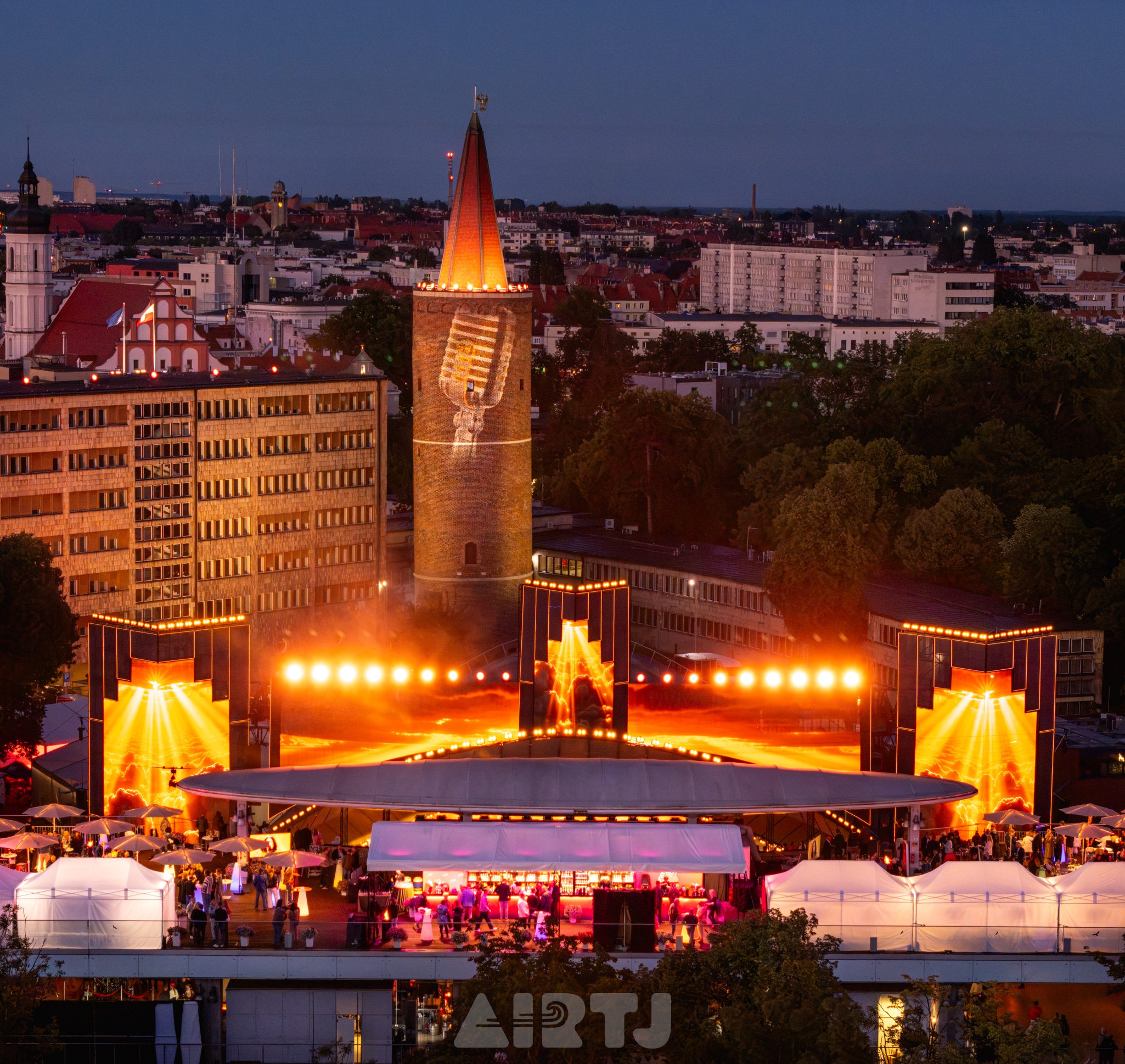 Amfiteatr i zabudowa Opola podczas festiwalu — fotografia z drona