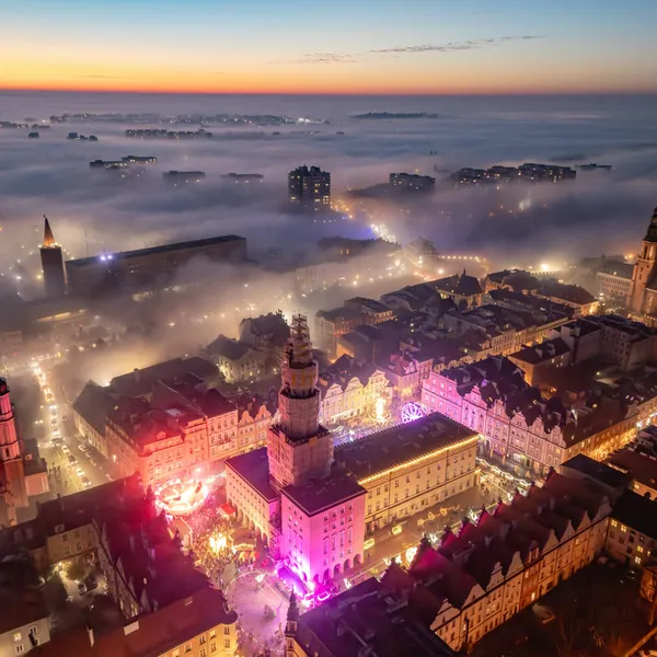 Opolski Jarmark Bożonarodzeniowy z drona skąpany we mgle